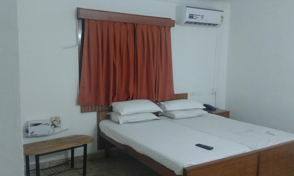 Royal Club Hotel Chennai Esterno foto