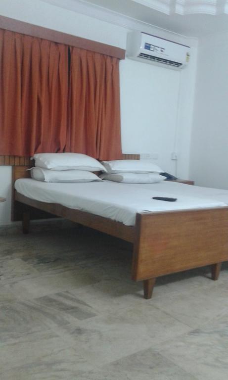 Royal Club Hotel Chennai Esterno foto