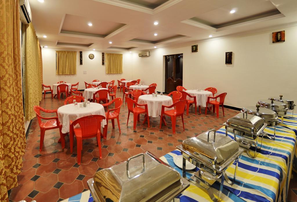 Royal Club Hotel Chennai Esterno foto